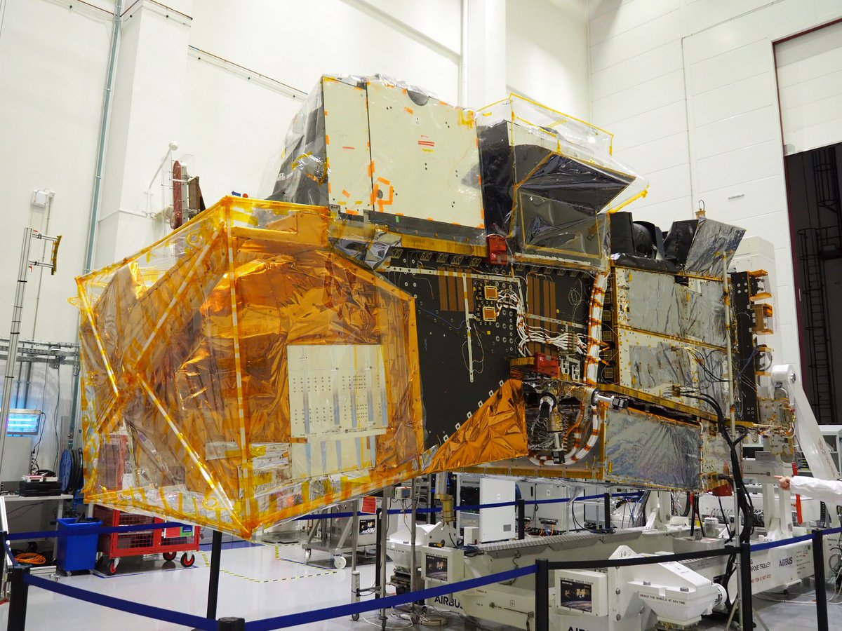 Voici l'avant du satellite, mais il est "sur le dos", les instruments qui sont tous alignés sur le dessus ici seront en réalité face à la Terre. Un grand satellite... © Airbus DS 2023 / N. Christ