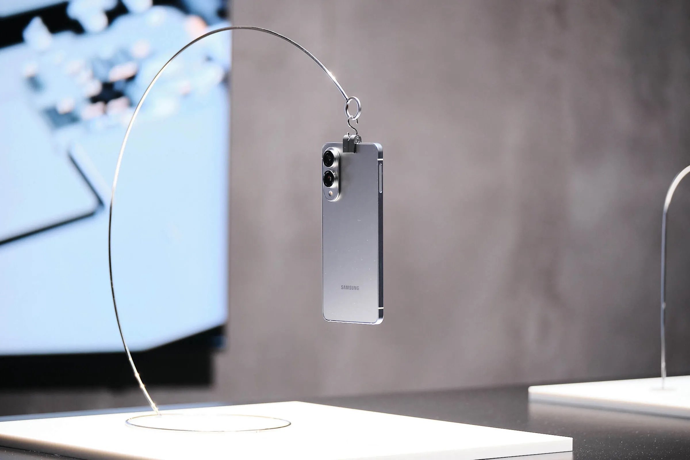 Le Samsung Galaxy S25 Edge, et sa silhouette ultra fine © Vjeran Pavic / The Verge