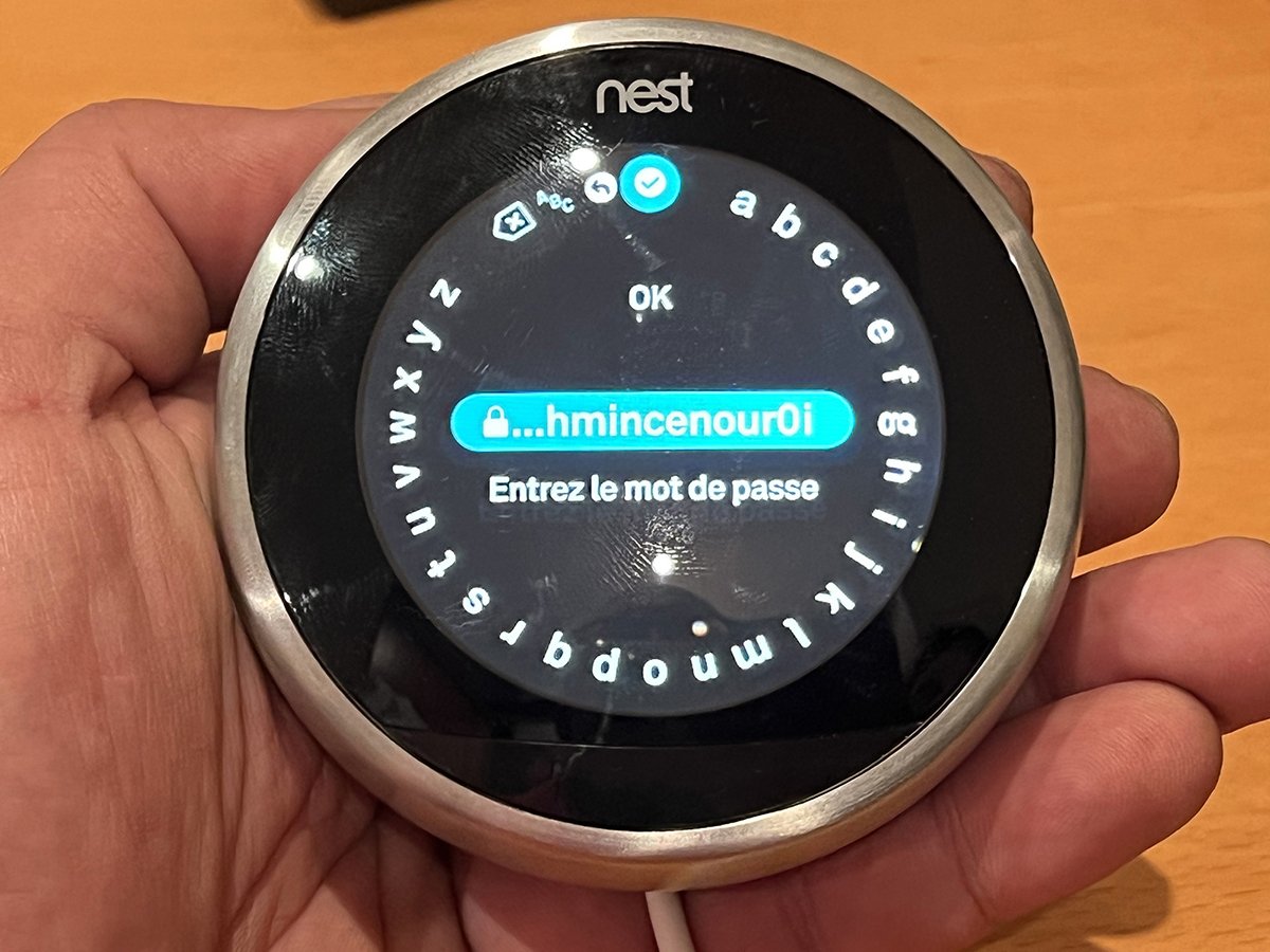 Il faut sélectionner les lettres pour entrer le code Wi-Fi