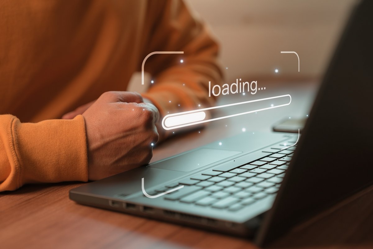Des lenteurs pas toujours accidentelles : certains FAI limitent volontairement la vitesse sur des usages spécifiques, comme le streaming ou les téléchargements. © ParinPix / Shutterstock