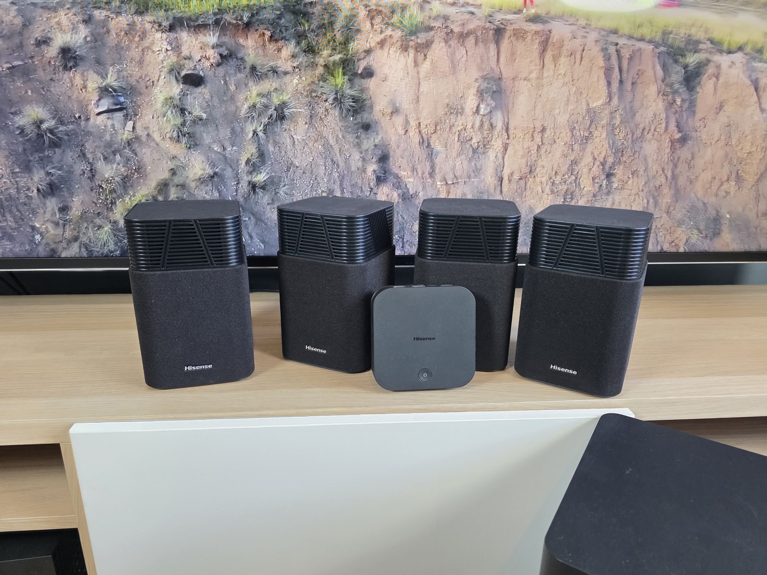 4 satellites, 1 caisson, et un boîtier central. L'ensemble est simple, mais promet une excellente immersion. ©Guillaume Fourcadier pour Clubic