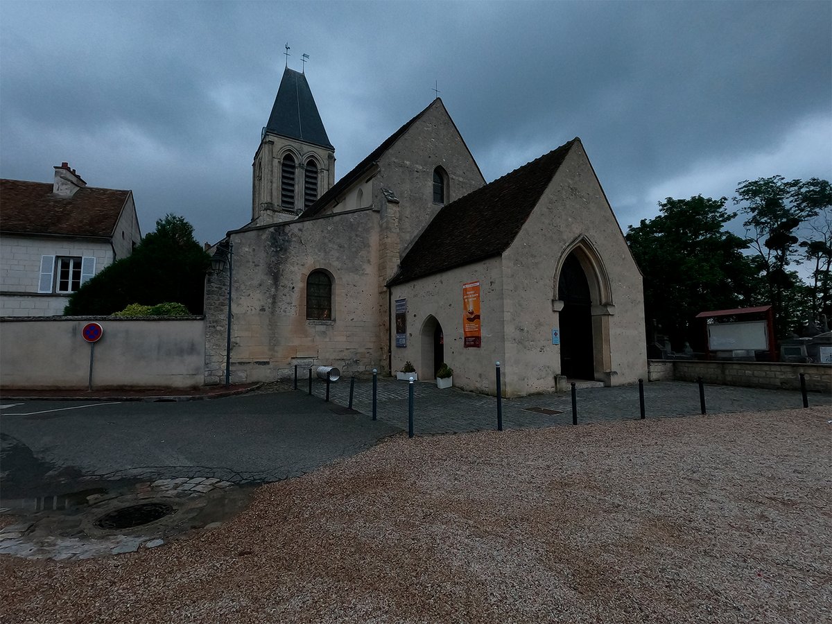 La Hero 9 l'emporte avec un piqué mieux géré dans le gravier. La H10 lisse plus mais débouche un peu la toiture.