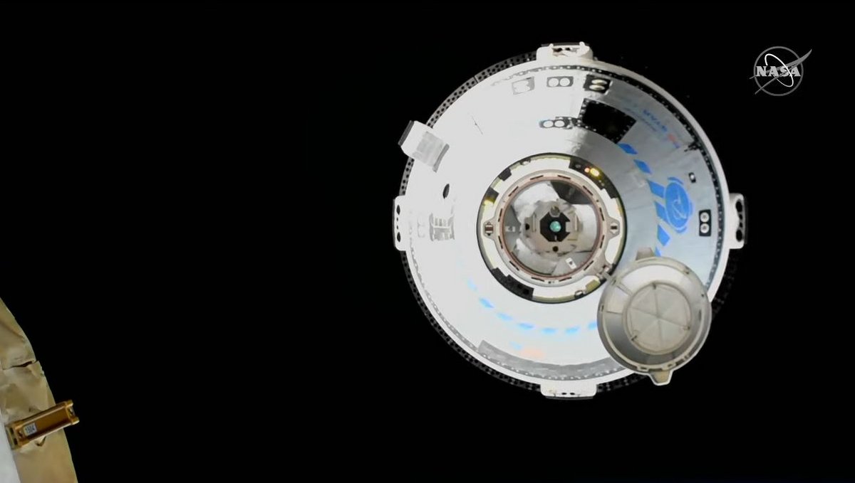 La capsule Starliner s'approche de l'ISS en 2022, lors de son vol inhabité réussi © NASA
