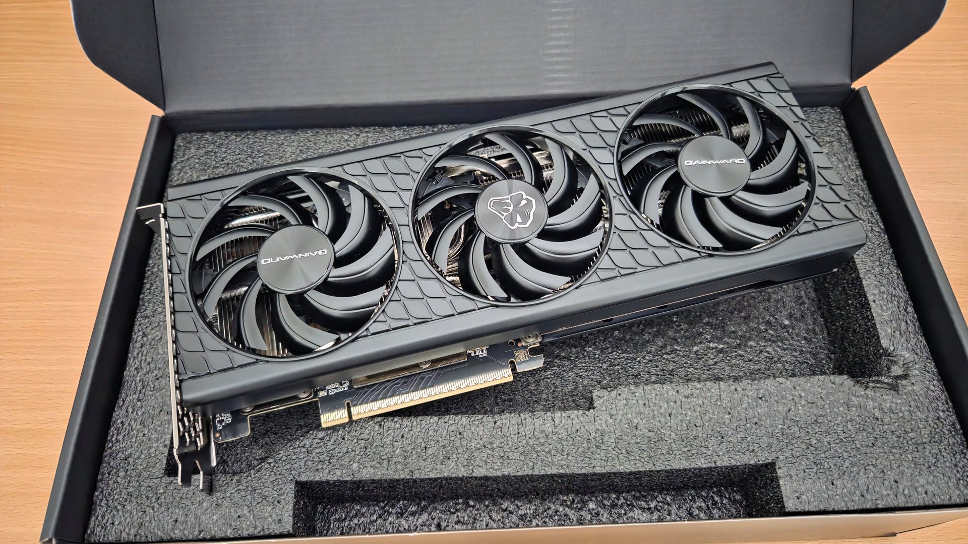 Nous avons testé le modèle 16 Go de la GeForce RTX 5060 Ti. ©Nerces pour Clubic