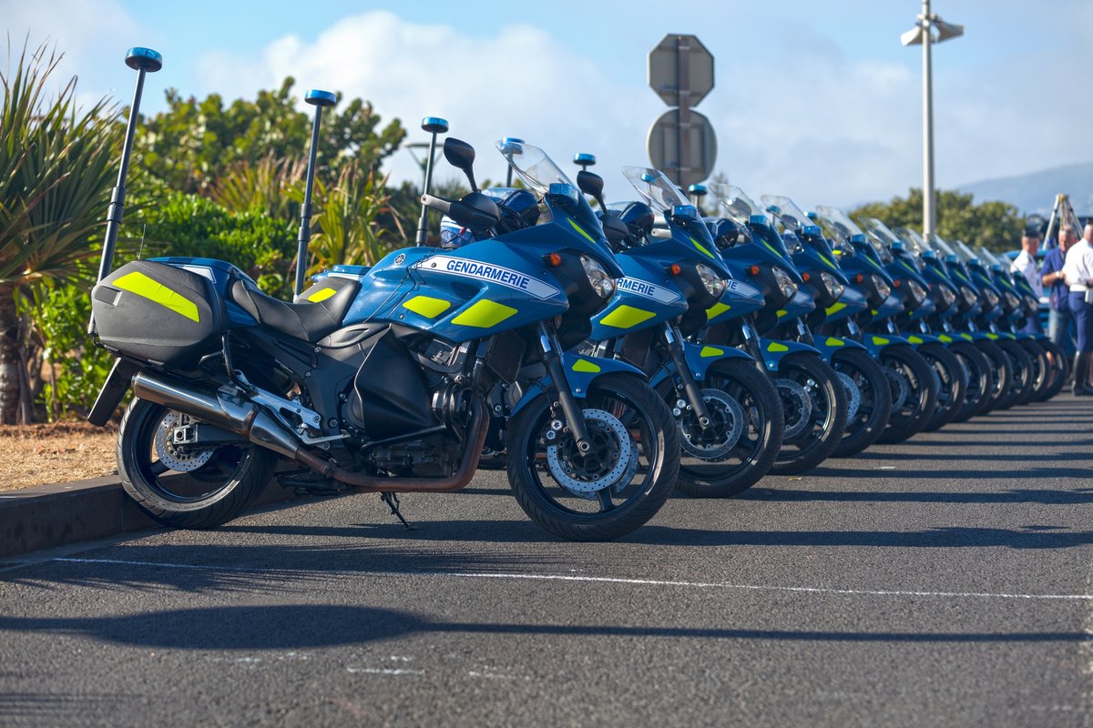 Les motos de la Gendarmerie Nationale alignées