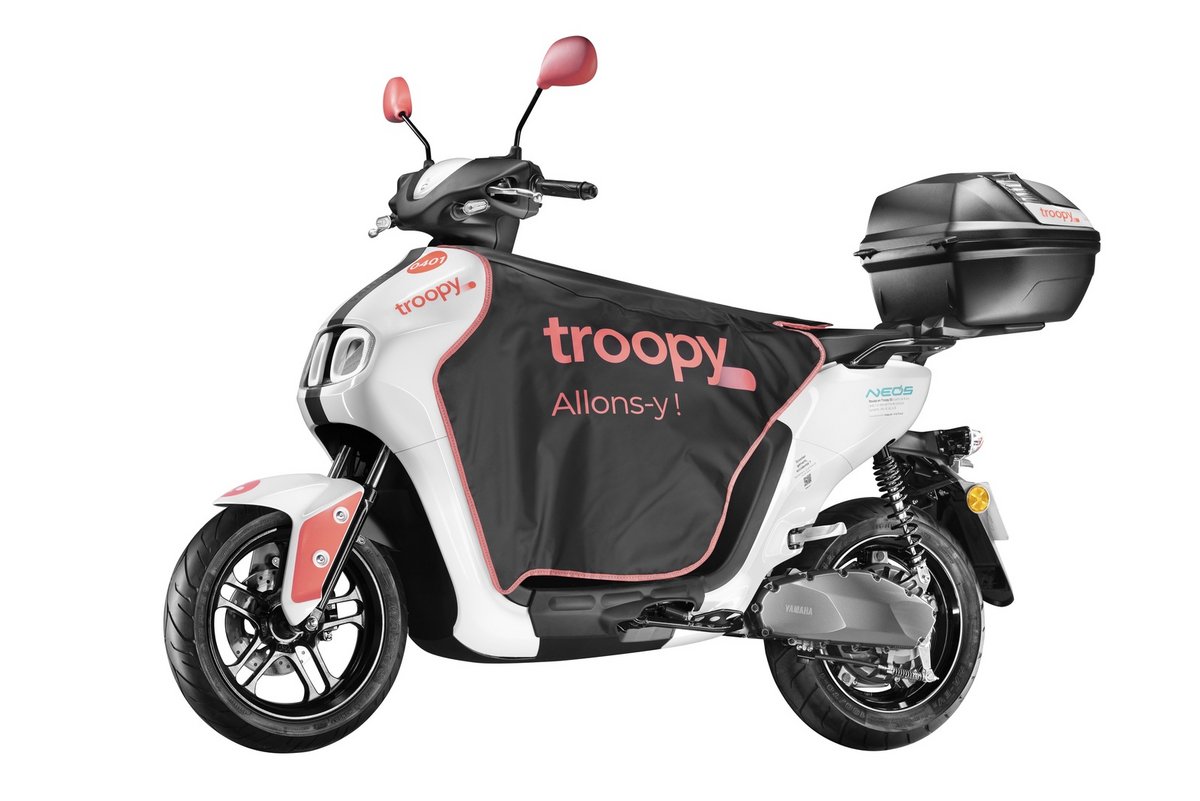 À gauche, le Yamaha NEO's ; à droite, le Yamaha E01 (© Troopy)