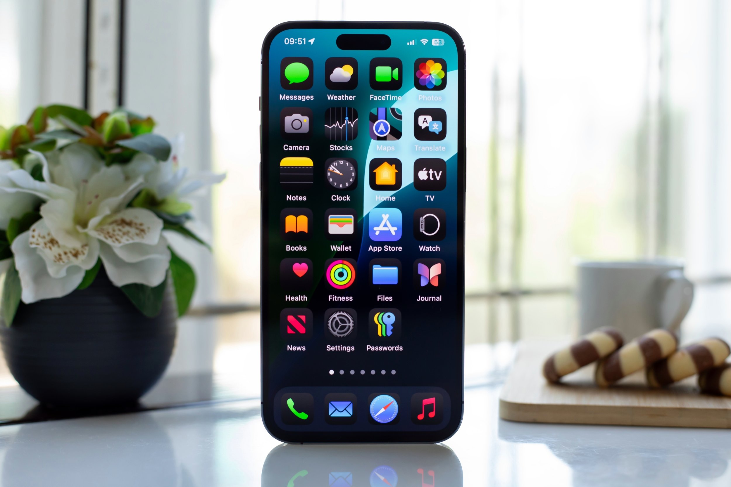 Grosse mise à jour pour l'iPhone avec iOS 18.2 © DenPhotos / Shutterstock