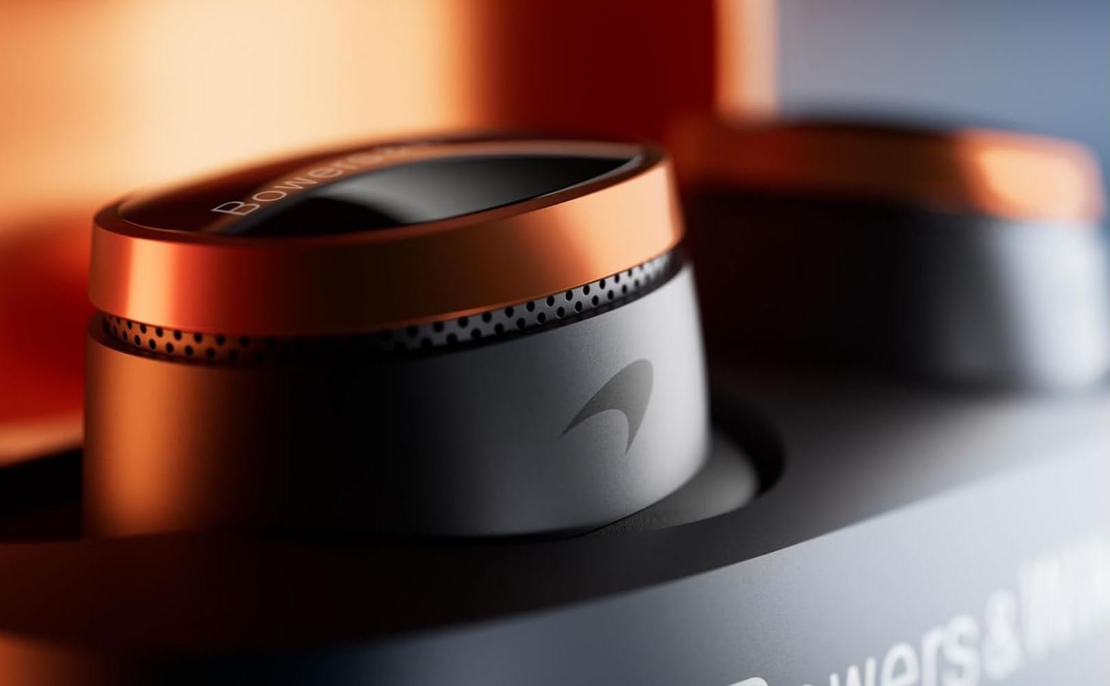 Les imposants écouteurs sans fil Pi8 arbore un discret logo McLaren. ©Bowers & Wilkins