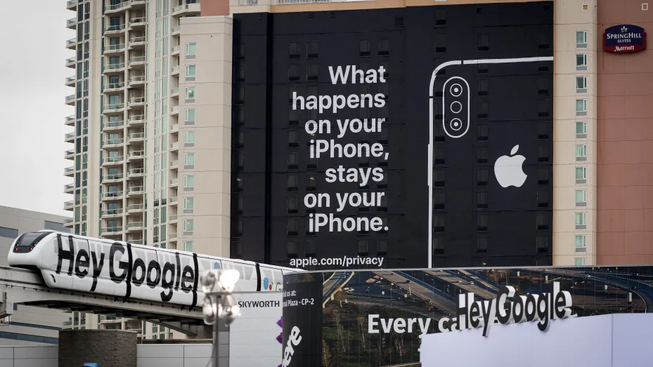En 2019, suite aux révélations de Cambridge Analytica, Apple a démarré une campagne marketing agressive sur la protection de la vie privée, avec par exemple cette affiche trônant à côté du CES à Las Vegas. © Bloomberg/Getty Images