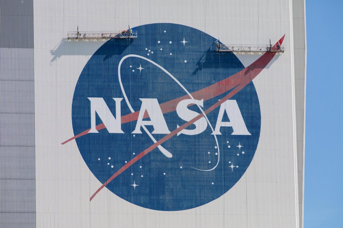 La NASA a décidé de rafraîchir son logo "Meatball" sur la façade du VAB, au centre spatial Kennedy.  ©NASA