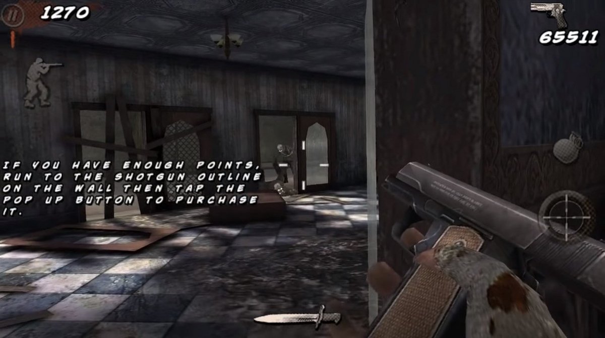 Le joueur recharge son arme pendant qu’un zombie tente de franchir la porte barricadée. - © Call of Duty: Black Ops Zombies