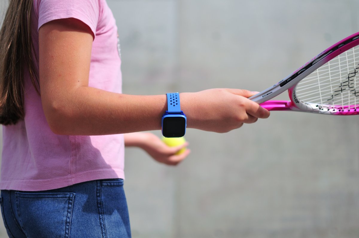 Trois coloris sont disponibles pour la Kids Watch TCL MT46. © Bouygues Telecom