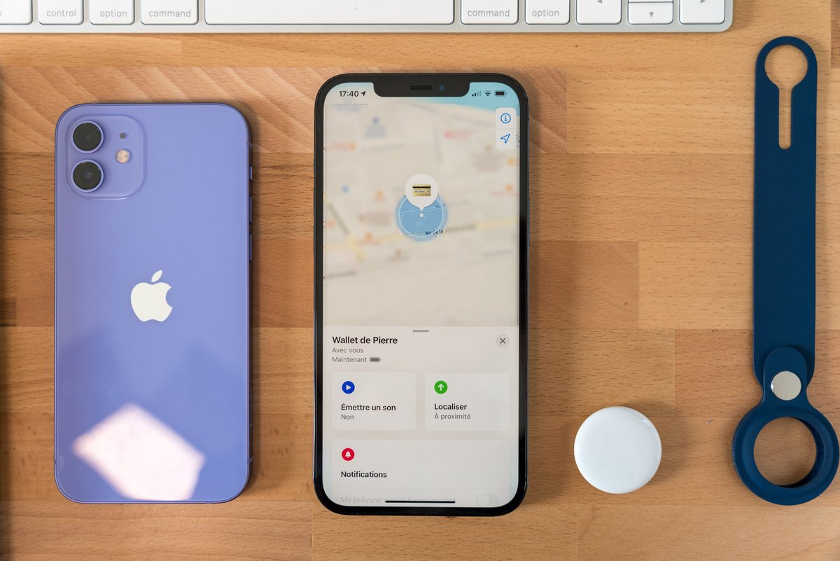 Quand on vous dit qu'un Airtag est à peine plus grand qu'une pièce de 2 euros. © Pierre Crochart pour Clubic