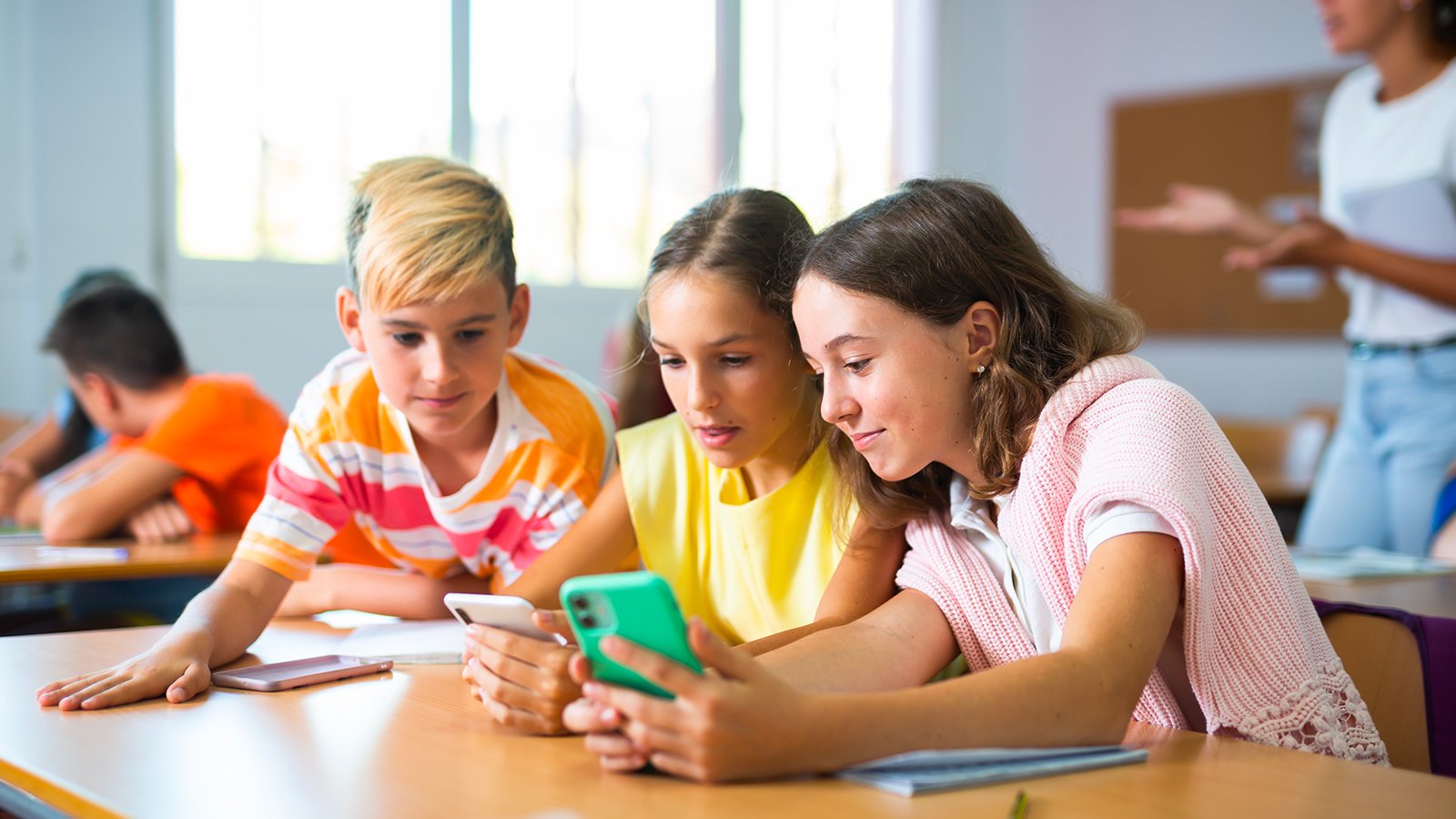 L’objectif : favoriser la concentration en classe et prévenir les dérives liées aux usages numériques ©Shutterstock