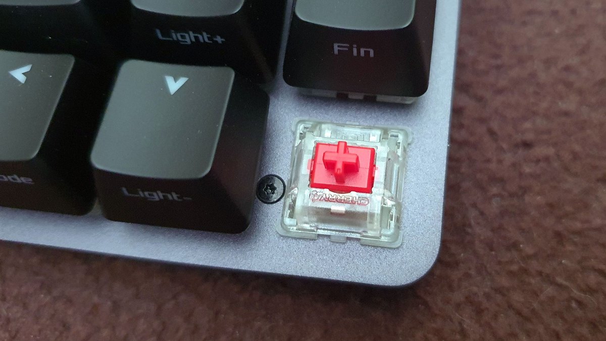 Contacteurs Cherry MX Red : pas de clic, mais comme une « résonance » à la saisie © Nerces