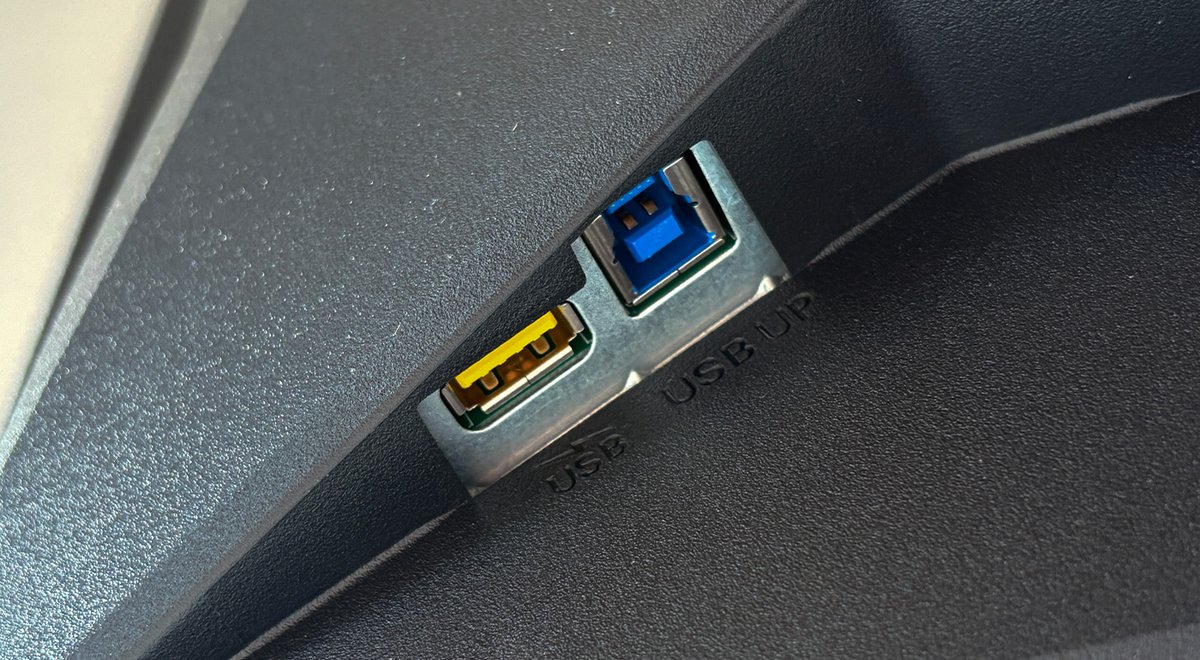 Un port USB-A et un USB-B sont présents au-dessous. ©Charles Gouin-Peyrot pour Clubic