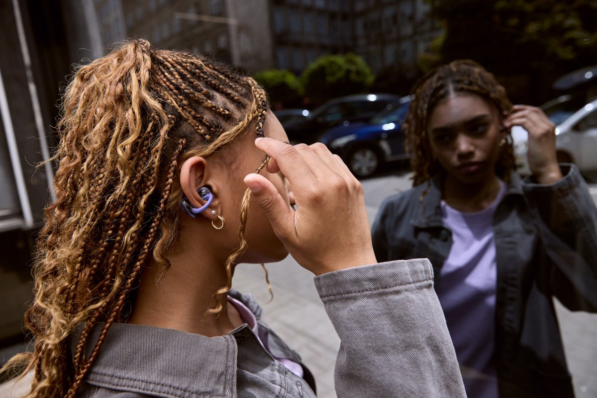 Les écouteurs Soundgear Clips se démarquent par leur système de fixation à l'oreille. ©JBL