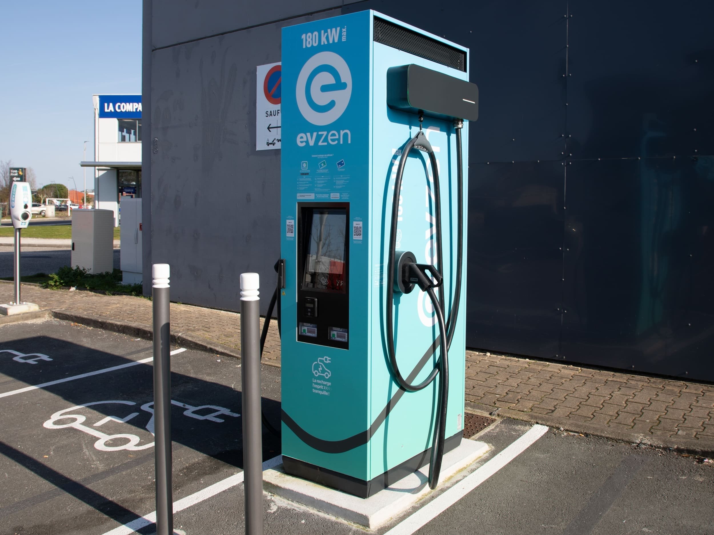 Une borne de recharge Troniq Modulaire, valeur sûre de la recharge française. © sylv1rob1 / Shutterstock.com