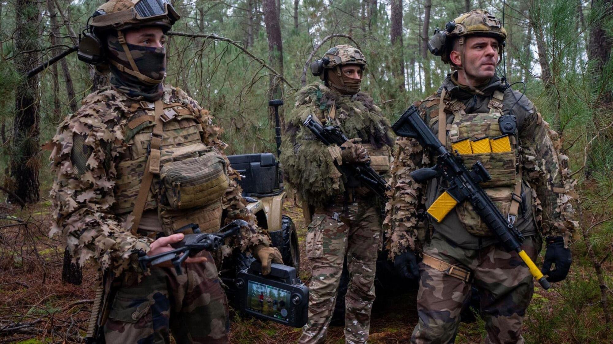 Les opérateurs transmettent en temps réels les données au poste de commandement grâce à leur drone. © Nicolas Cotto / DICoD / Défense