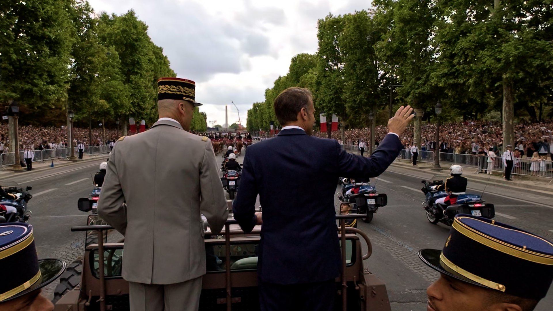 Emmanuel Macron, dans l'objectif de la caméra. Sur sa gauche, on retrouve Thierry Burkhard, chef d'état-major des Armées jusqu'à cet été © Capture d'écran Clubic x Présidence de la République