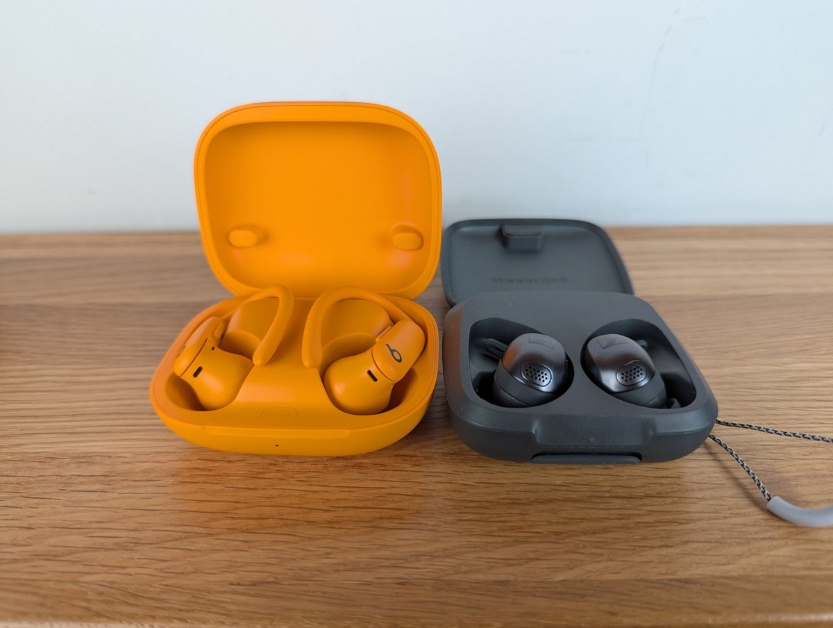 Malgré leur amincissement, les Beats, écouteurs comme boitiers, restent plus imposants que les Sennheiser Momentum Sport ©Guillaume Fourcadier