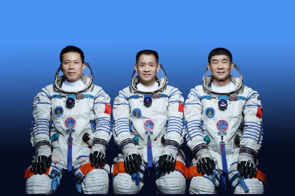 L'équipage de Shenzhou 12 lors de sa photo officielle. De gauche à droite : Tang Hongbo, Nie Haisheng et Liu Boming. Crédits : Xinhua/Xu bu