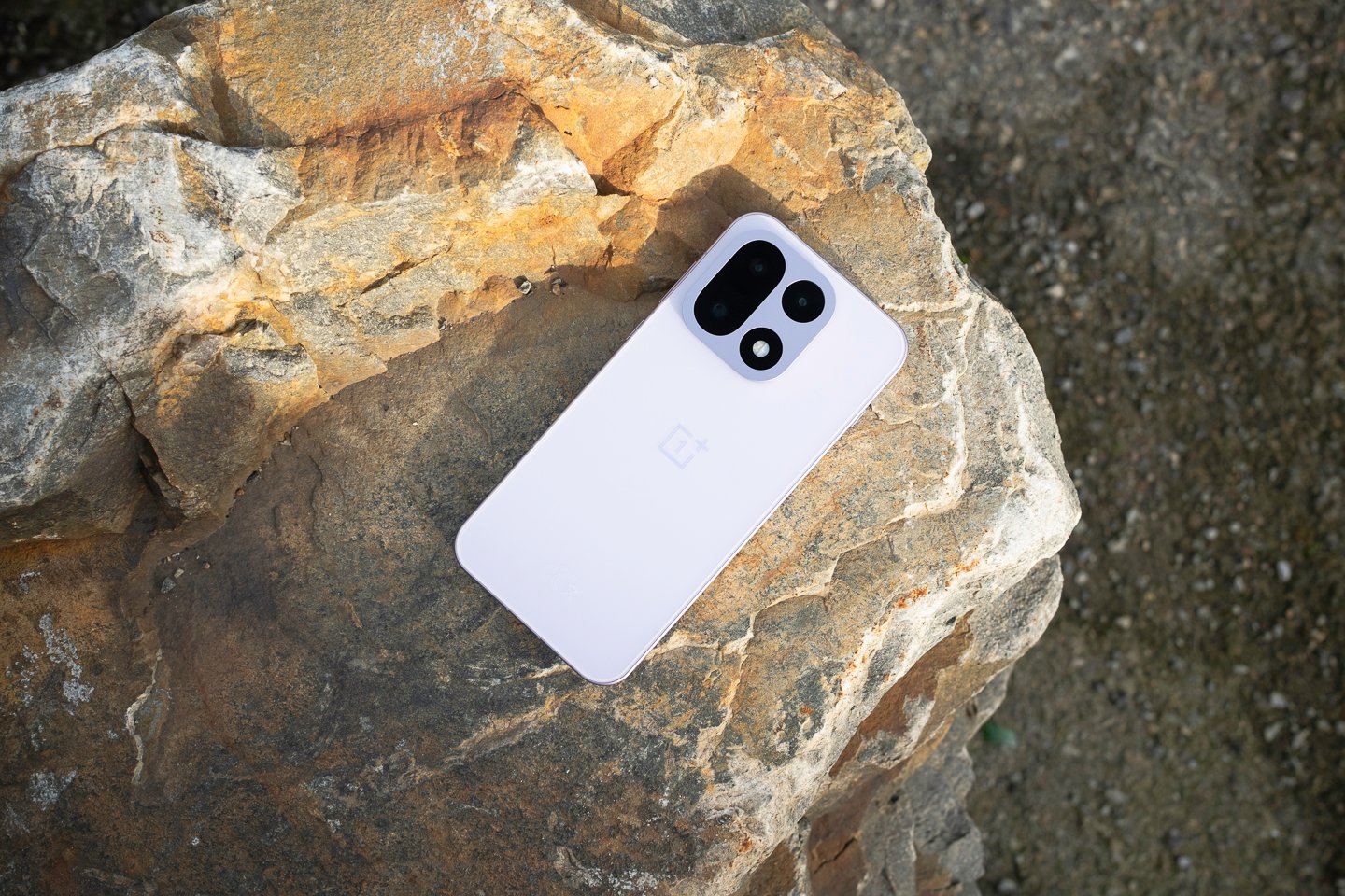 Successeur du OnePlus 15, le OnePlus 16 pourrait proposer un écran très haute fréquence. ©Pierre Crochart pour Clubic