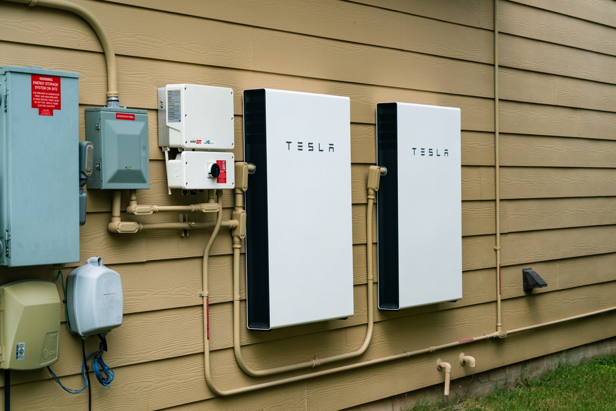 Des solutions de stockage de l'énergie proposées par Tesla. ©Roschetzky Photography / Shutterstock