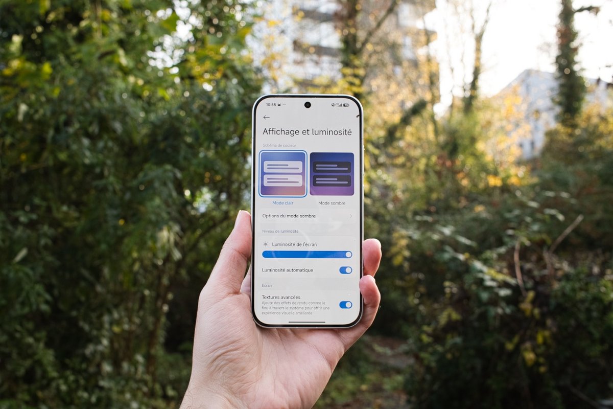 L'écran est suffisamment lumineux, mais très sensible aux reflets. © Pierre Crochart pour Clubic.com
