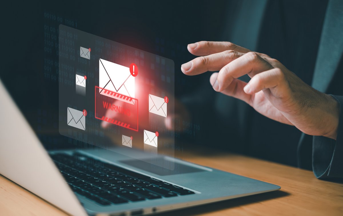 Gare au piratage de votre boîte mail qui pourrait conduire au piratage de tous vos compte en ligne © BritCats Studio / Shutterstock