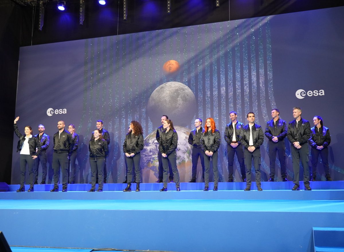 Les 17 astronautes de carrière, réservistes et parastronaute de la sélection 2022 © ESA