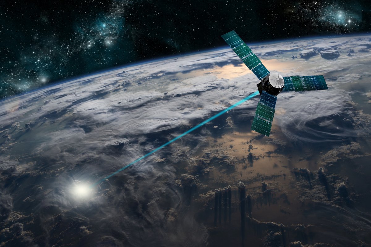 Illustration d'un satellite militaire en orbite terrestre. © Marc Ward / Shutterstock