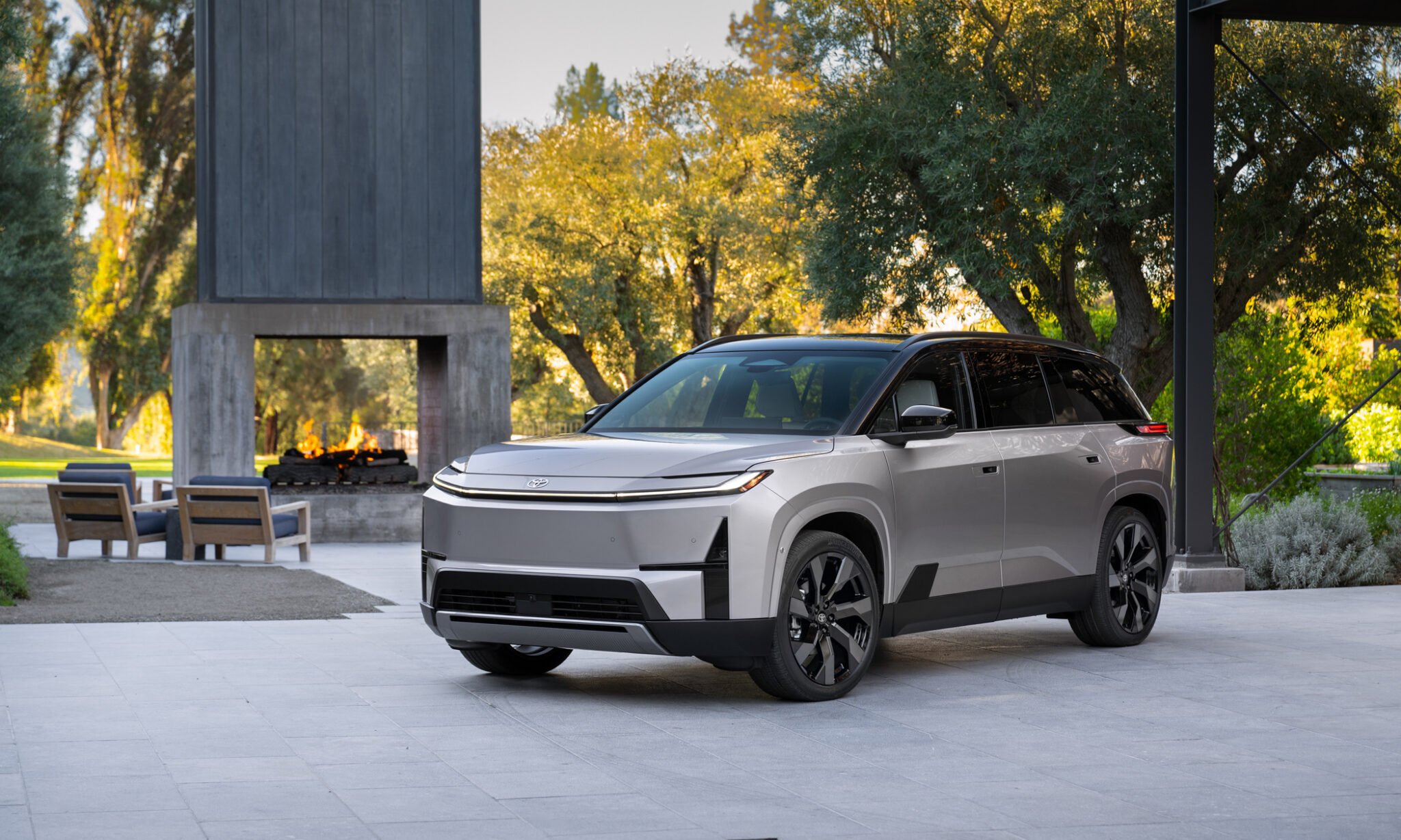 Le regard acéré du nouveau Highlander électrique. ©Toyota