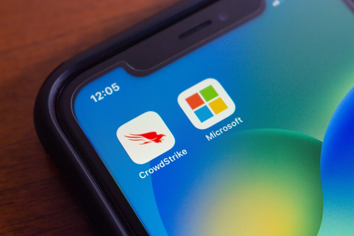  Icônes CrowdStrike et Microsoft vues dans un iPhone © Koshiro K / Shutterstock