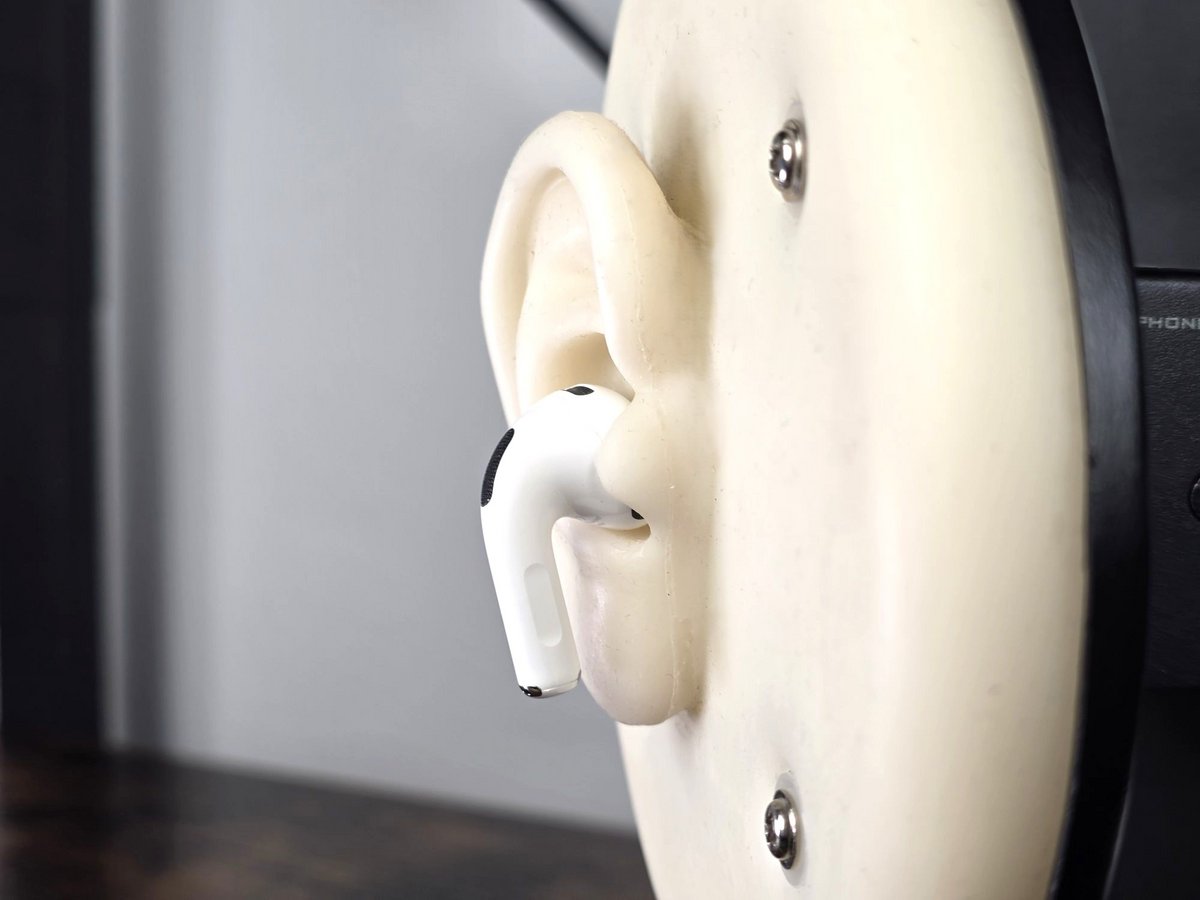 La tenue des écouteurs Bluetooth est excellente, mais au prix d'un côté plus intrusif, et d'une forme ressortant un peu plus des oreilles  © Guillaume Fourcadier pour Clubic