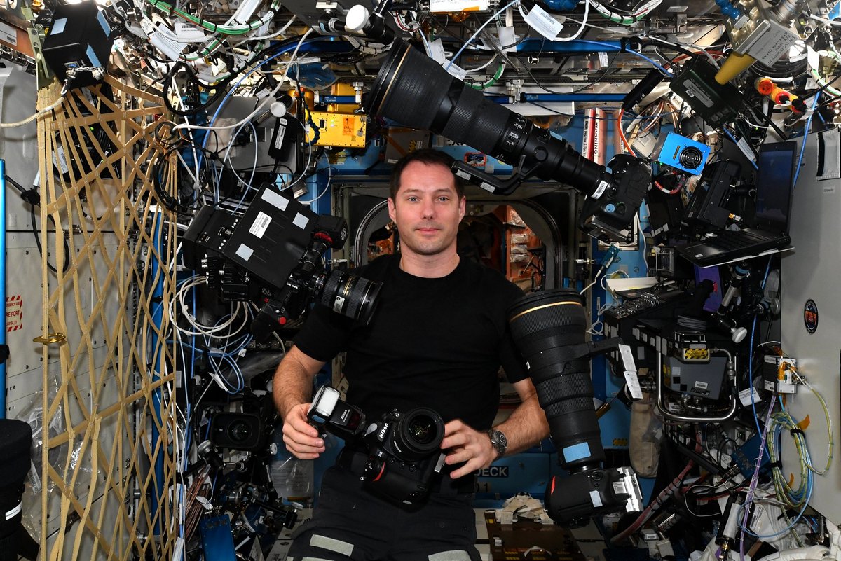Thomas Pesquet et la "petite" collection d'appareils disponibles sur l'ISS © NASA / ESA / T. Pesquet