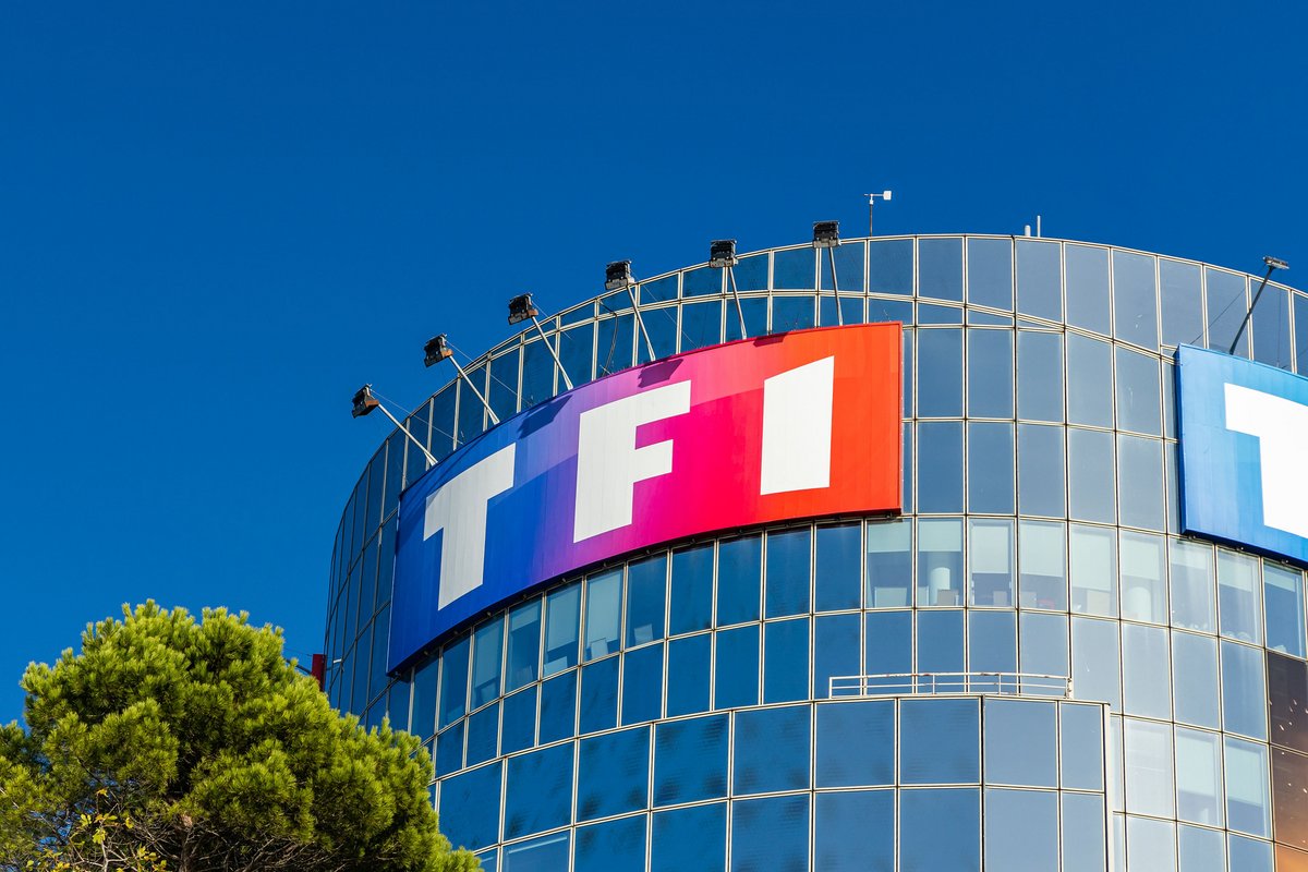 Le logo de TF1 affiché sur son bâtiment © JeanLucIchard / Shutterstock.com