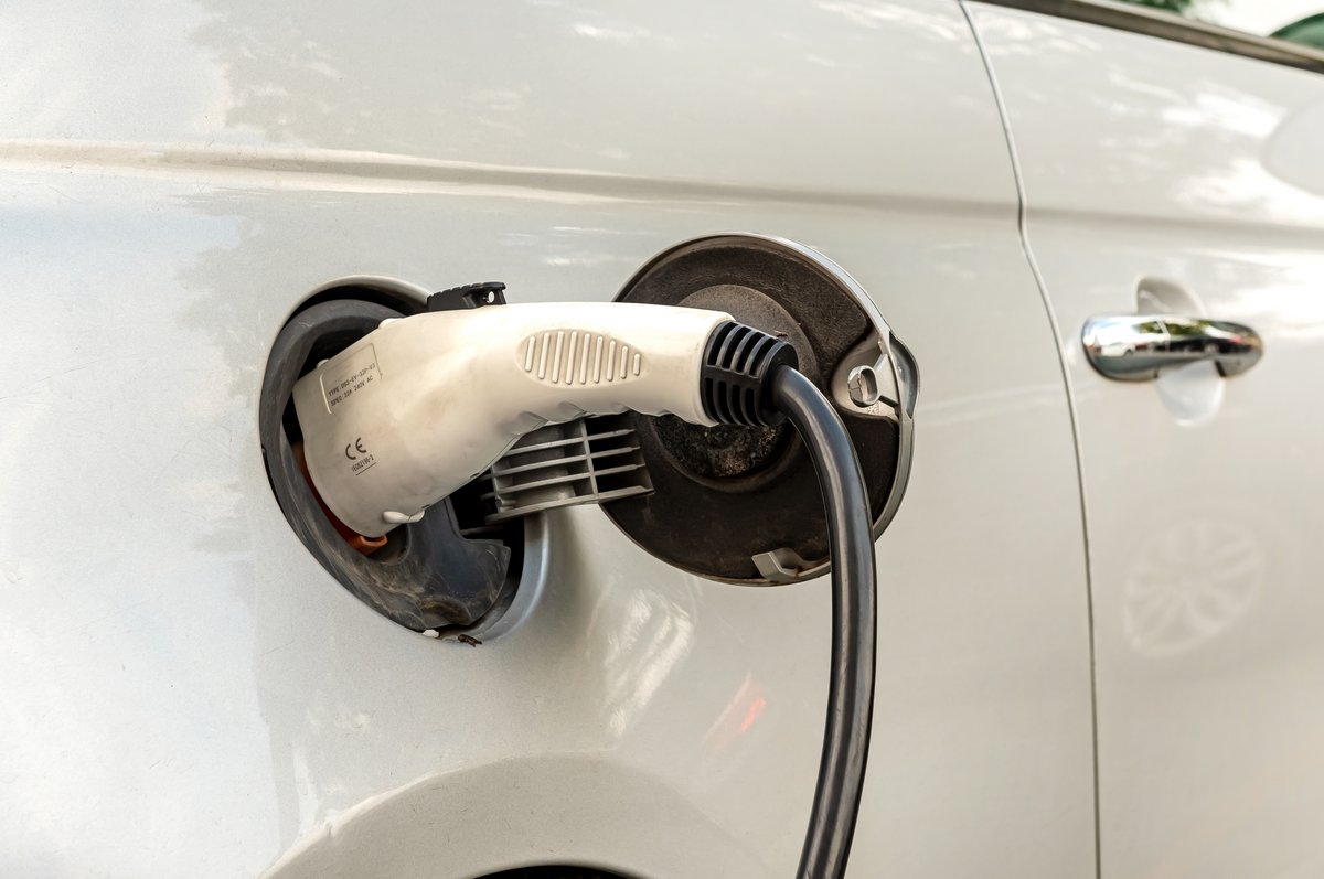 Voiture électrique à la station de charge © Vadzim Mashkou / Shutterstock