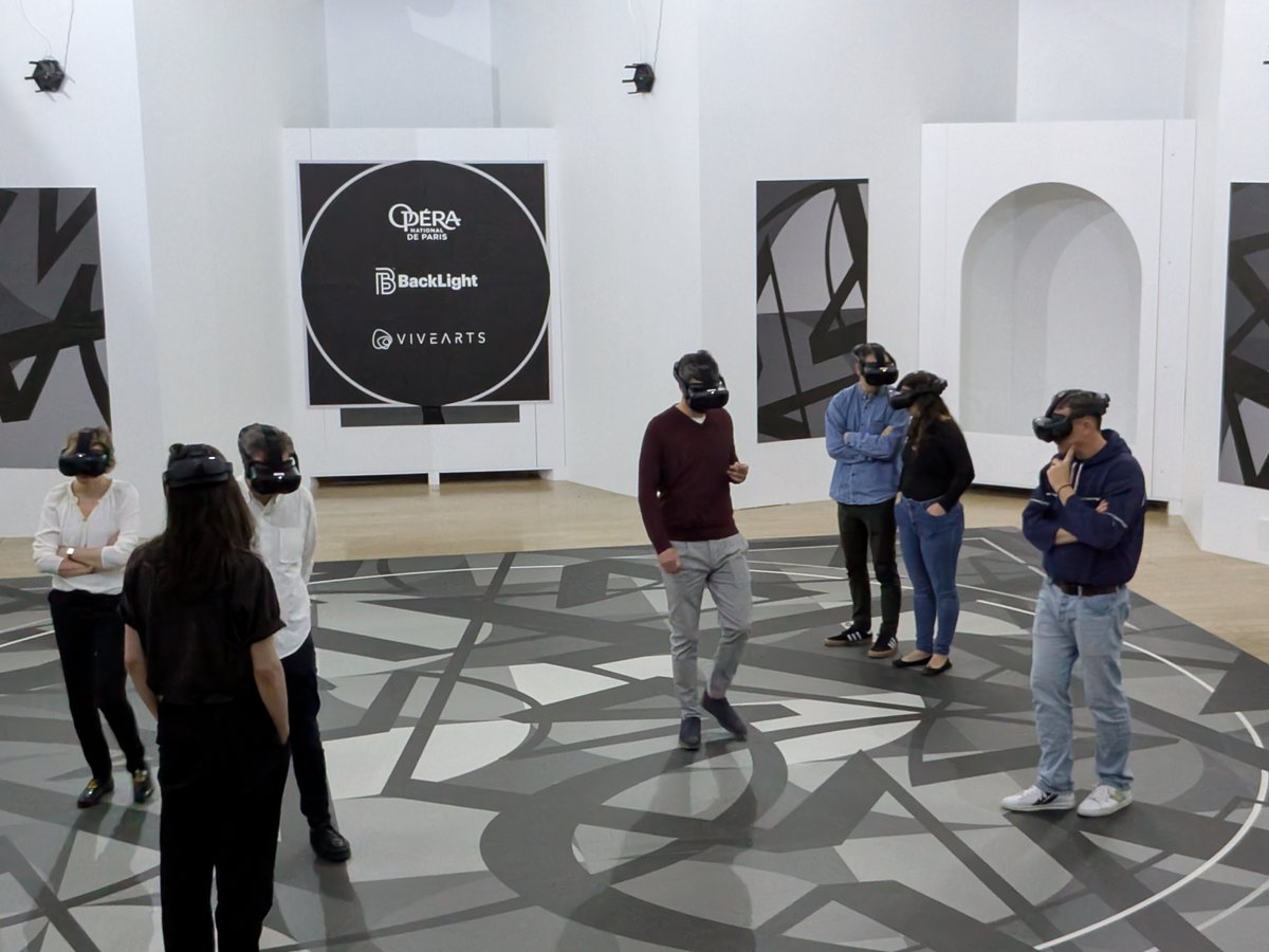 En dehors du monde virtuel, c'est tout de suite moins sexy. Au sol, le marquage qui sert à repérer les déplacements. Sur le mur, on distingue un des nombreux routeurs Wi-Fi en charge des échanges entre les serveurs et les casques VR. ©Nicolas Guyot pour Clubic