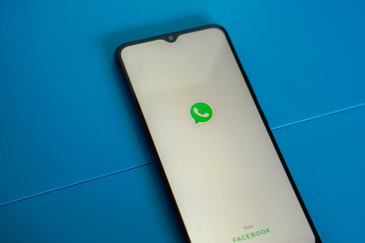 L'application WhatsApp ouverte sur un smartphone © Mourizal Zativa / Unsplash