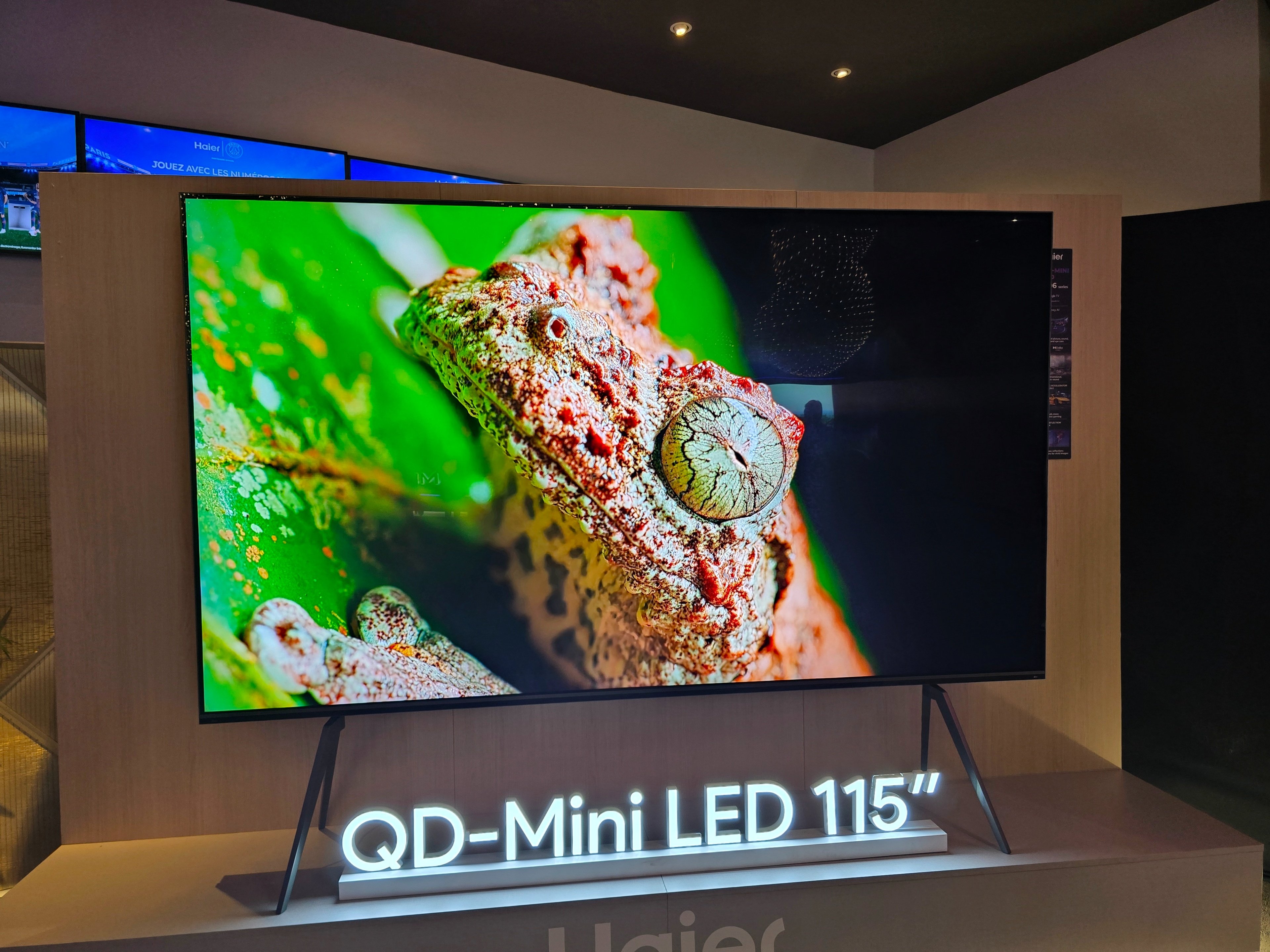  Tout en haut de la gamme, le M96 est particulièrement ambitieux : dalle QD-MiniLED déclinée en 100 et 115 pouces, son KEF en 6.2.2, support design, haute luminosité… © Matthieu Legouge