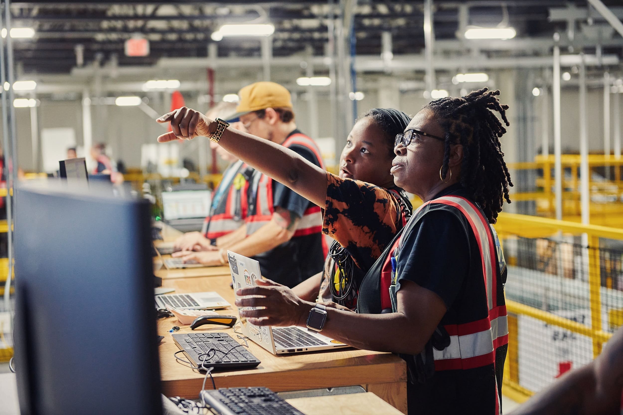 Les équipes techniques dAmazon en plein travail © Amazon