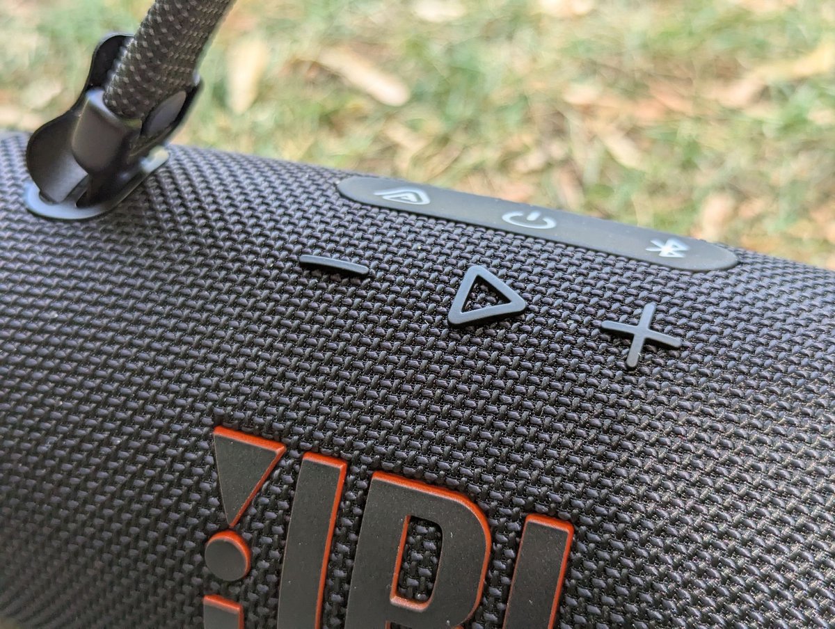 Petite avancée pour la marque, le bouton lecteur/pause de la JBL Charge 6 permet enfin un retour arrière. ©Guillaume Fourcadier pour Clubic
