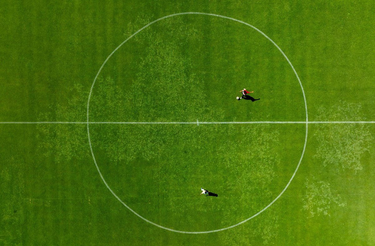Vue aérienne d'un terrain de football © Kenan Talas / Shutterstock