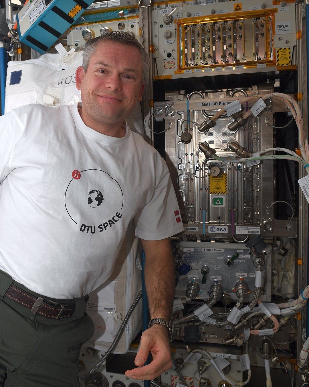 Andreas devant la fameuse imprimante 3D métallique. © ESA/NASA