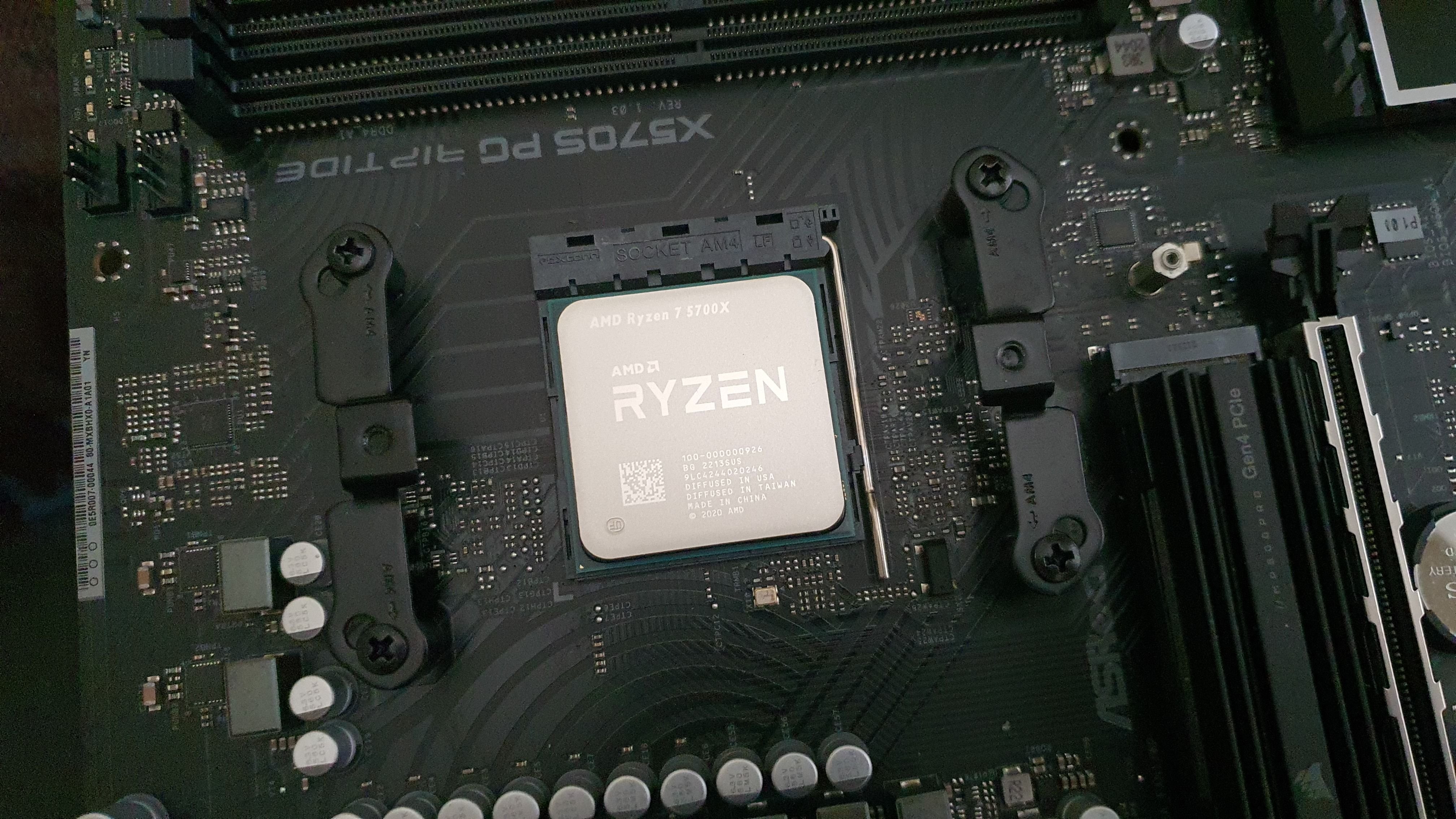 Le Ryzen 7 5700X et la carte-mère ASUS TUF B550-PLUS en promo chez Rue du Commerce.