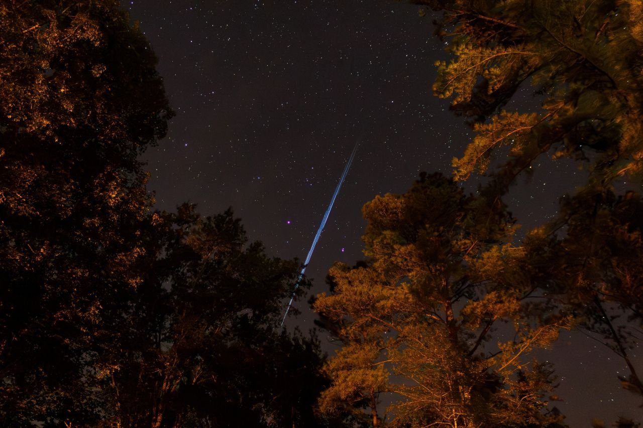 Ce qui est beau et bon pour nous, comme cette traînée lumineuse de débris de satellite Starlink qui se consumment en entrant dans l'atmosphère, ne l'est pas pour la planète - ©Timothy Kornegay / Shutterstock