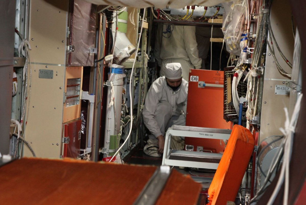 Un technicien aménage l'intérieur du module Nauka, début 2021. Crédits Roscosmos