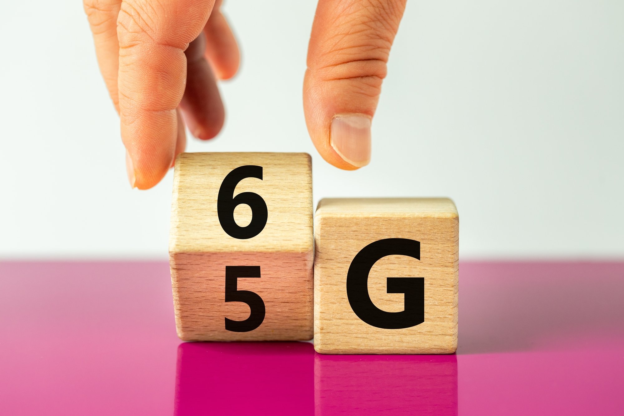 Deux dés montrant le passage de la 5G à la 6G © Andrzej Rostek / Shutterstock