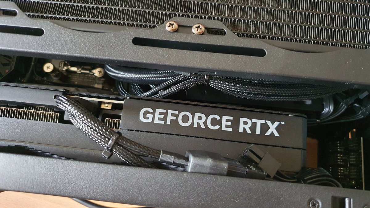 Placée sur l'arrière du PC, connecteurs vers le bas, la GeForce RTX 4080 SUPER © Clubic